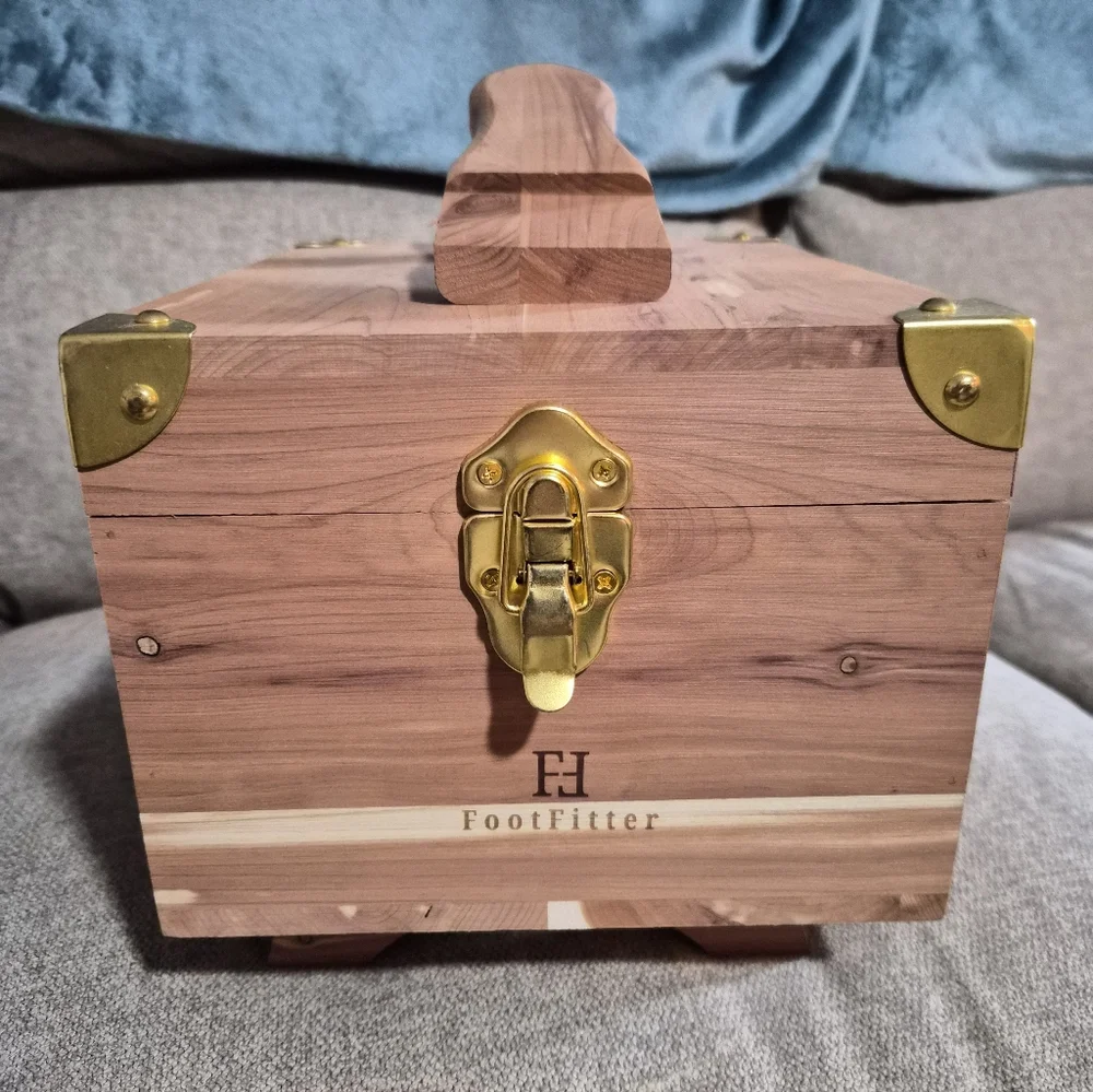 Grand Cedar Shoe Vallet - Picture 2 of 9